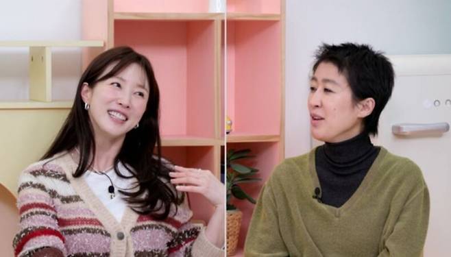 이수경이 고가의 와인을 오픈할 것이라 밝히자 꼭 자신을 초대해 달라고 말한 홍진경. KBS 2TV '옥탑방의 문제아들' 제공