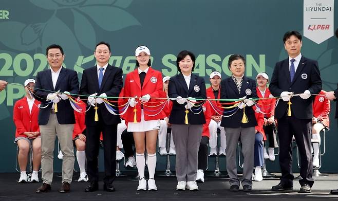 서울 영등포구 더현대 사운즈 포레스트에서 25일 열린 한국여자프로골프(KLPGA)투어 2026시즌 출정식에 참석한 관계자들이 기념촬영을 하고 있다. 왼쪽부터 SBS 골프 이상근 대표, 김창섭 현대백화점 부사장, 선수 대표 박결, 김순희 KLPGA 수석 부회장, 김미회 KLPGA 부회장, 전대규 KLPGA 부회장. KLPGA 제공