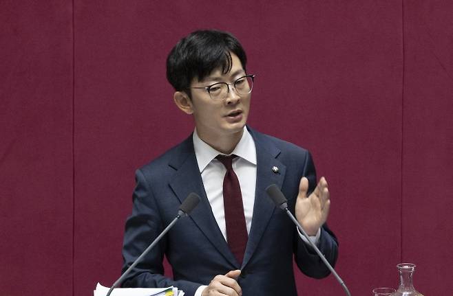 국회 본회의 필리버스터 계속 - 국민의힘 박충권 의원이 28일 국회 본회의장에서 전날 본회의에 상정된 국회법 개정안에 대한 필리버스터(무제한 토론)를 진행하고 있다. 2025.9.28 연합뉴스