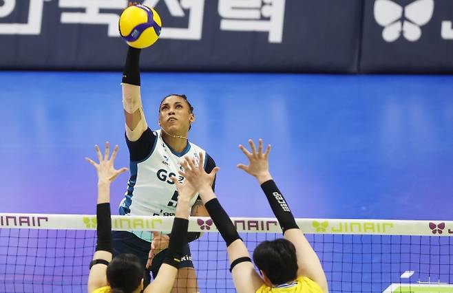 공격하는 실바 - 26일 경기도 수원실내체육관에서 열린 프로배구 V리그 여자부 플레이오프 1차전 현대건설 힐스테이트와 GS칼텍스 서울Kixx의 경기. GS칼텍스 실바가 공격하고 있다. 2026.3.26 연합뉴스