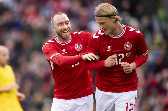 덴마크 대표팀 크리스티안 에릭센(왼쪽)과 카스페르 돌베르가 지난해 6월 리투아니아와 홈경기 도중 득점한 뒤 기뻐하고 있다. 오덴세|AP뉴시스