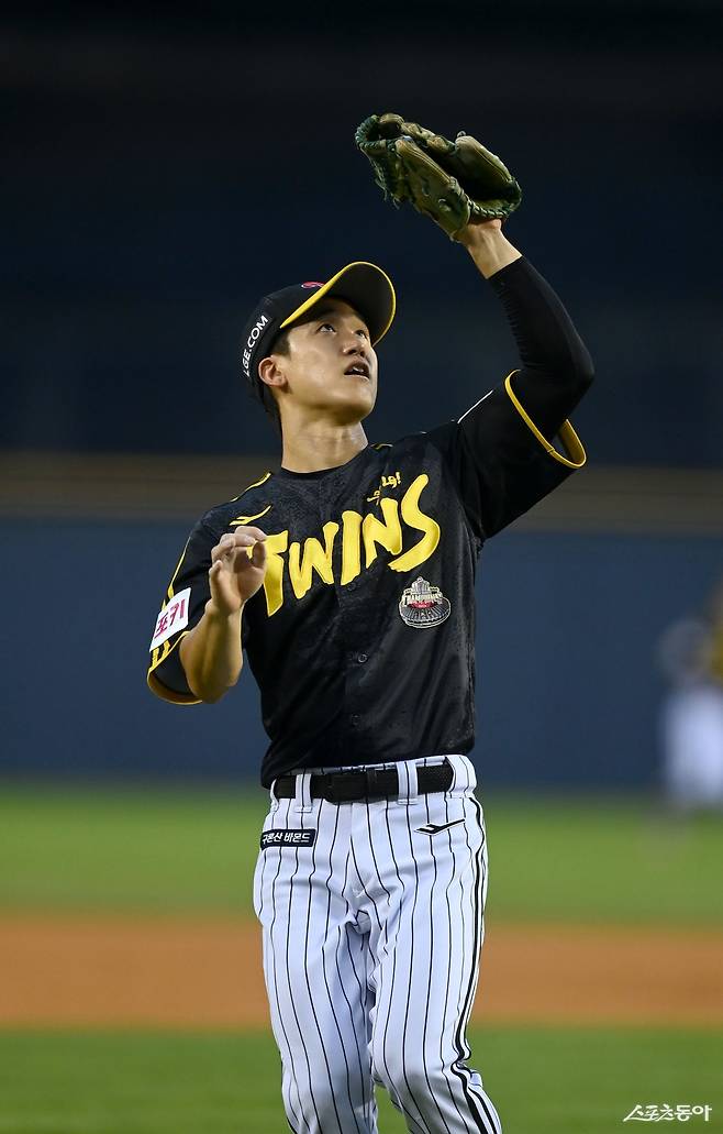 KBO는 2026시즌부터 KBO 수비상 유틸리티 부문을 시상을 진행한다. 지난해 멀티 포지션을 소화하며 두각을 나타낸 LG 구본혁이 유력한 수상 후보로 꼽힌다. 스포츠동아DB