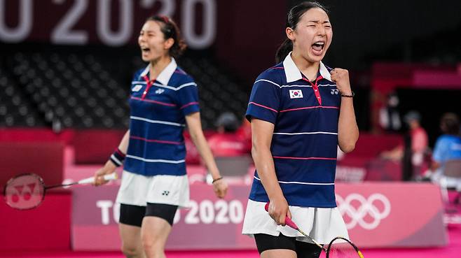 배드민턴국가대표팀의 여자복식 간판 스타 공희용(오른쪽)이 최근 오른쪽 무릎 수술을 마친 뒤 재활에 돌입했다. 사진출처│BWF 홈페이지