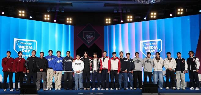 KBO 10개 구단 주장과 대표 선수들이 26일 서울 송파구 롯데호텔월드 크리스탈볼룸서 열린 ‘2026 신한 SOL KBO 미디어데이’에 참가해 시즌 각오를 나타내고 있다. 서울｜뉴시스