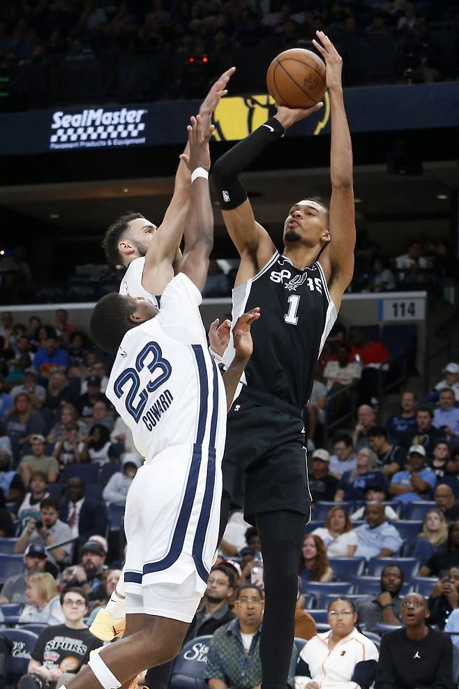 빅터 웸반야마가 26일 미국 테네시주 멤피스의 페덱스 포럼에서 열린 멤피스 그리즐리스와 2025~2026 미국프로농구 정규리그 원정 경기에서 슛을 던지고 있다.  멤피스 | Imagn Images연합뉴스