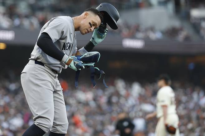 뉴욕 양키스 애런 저지가 26일 샌프란시스코전에서 4회초 삼진을 당한 뒤 헬멧을 벗고 있다. EPA연합뉴스