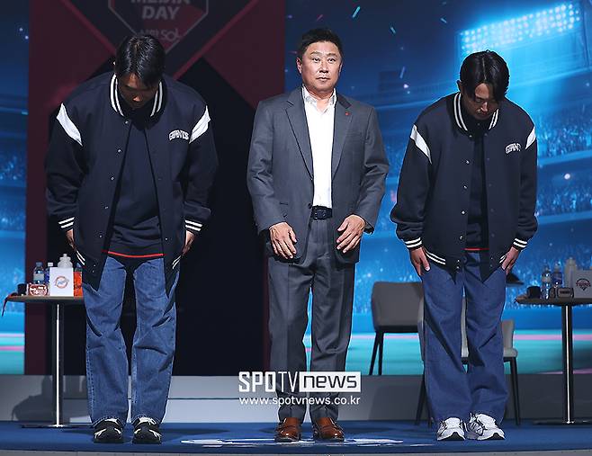 ▲ 왼쪽부터 전준우, 김태형 감독, 전민재 ⓒ곽혜미 기자