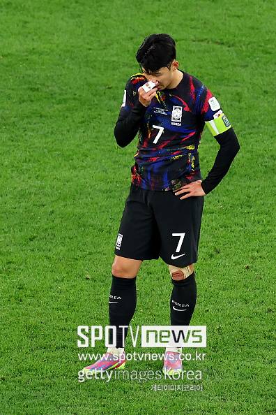▲ 카타르에서 열렸던 아시안컵에서 준결승전 패배 후 손흥민이 고개를 떨궜다. 마지막 불꽃이 될 수도 있는 사우디아라비아 아시안컵 조 추첨이 불안한 중동 정세로 연기됐다