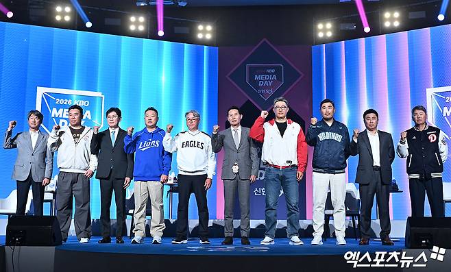 26일 오후 서울 송파구 롯데호텔 월드에서 열린 ‘2026 신한은행 SOL KBO’ 미디어데이, 10개 구단 감독들이 포즈를 취하고 있다. 잠실, 김한준 기자