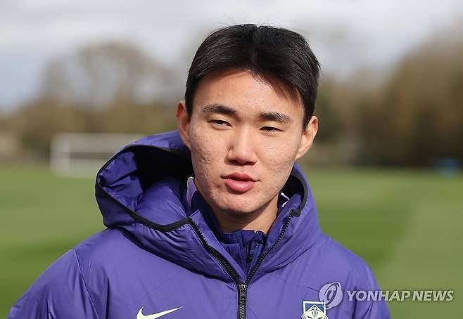 인터뷰하는 양현준 (밀턴킨스[영국]=연합뉴스) 최재구 기자 = 코트디부아르전을 앞둔 한국 축구 국가대표팀의 양현준이 25일(현지시간) 영국 런던 북서쪽 밀턴킨스 MK돈스 훈련장에서 훈련에 앞서 인터뷰하고 있다. 2026.3.26 jjaeck9@yna.co.kr