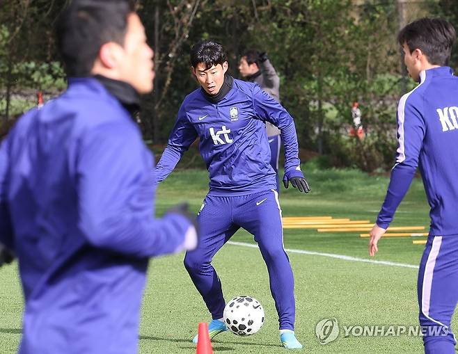 코트디부아르전 앞둔 한국대표팀 (밀턴킨스[영국]=연합뉴스) 최재구 기자 = 한국 축구 국가대표팀의 주장 손흥민을 비롯한 선수들이 코트디부아르전을 앞두고 25일(현지시간) 영국 런던 북서쪽 밀턴킨스 MK돈스 훈련장에서 팀훈련을 하고 있다. 2026.3.26 jjaeck9@yna.co.kr