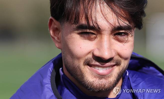 인터뷰하는 카스트로프 (밀턴킨스[영국]=연합뉴스) 최재구 기자 = 코트디부아르전을 앞둔 한국 축구 국가대표팀의 카스트로프가 25일(현지시간) 영국 런던 북서쪽 밀턴킨스 MK돈스 훈련장에서 훈련에 앞서 인터뷰하고 있다. 2026.3.26 jjaeck9@yna.co.kr