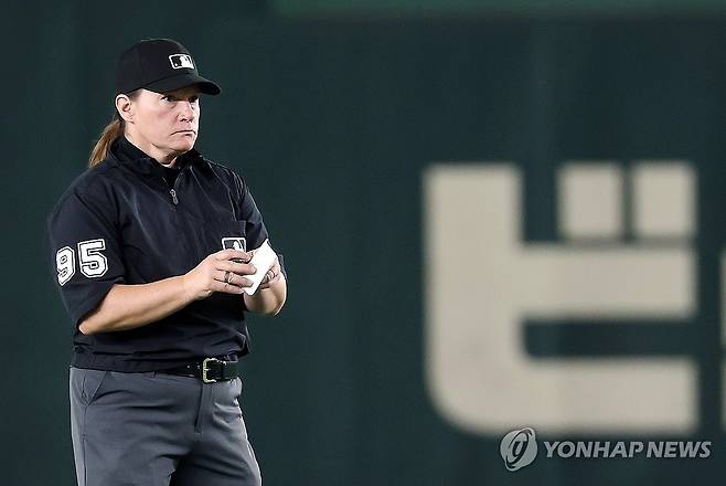메모하는 젠 파월 2루심 (도쿄=연합뉴스) 이동해 기자 = 16일 일본 도쿄돔에서 열린 2025 K베이스볼 시리즈 대한민국과 일본의 평가전. 메이저리그(MLB) 최초 여성 심판인 젠 파월 2루심이 메모하고 있다. 2025.11.16 eastsea@yna.co.kr