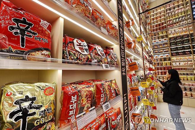 이마트24, 명동에 라면 특화 매장 오픈 (서울=연합뉴스) 이재희 기자 = 16일 서울 중구 명동역 인근에 오픈한 이마트24 'K-푸드랩 명동점'에서 관계자가 진열된 라면을 살펴보고 있다. 2026.3.16 scape@yna.co.kr