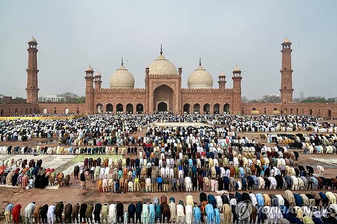 라마단 종료를 기념하는 명절 이드를 맞아 두바이 사원에 나온 무슬림들 [EPA 연합뉴스. 재판매 및 DB 금지]