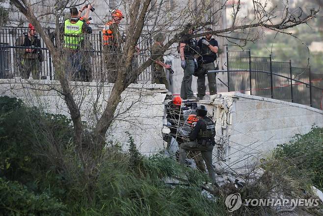 예루살렘 올드시티에서 이란의 탄도미사일 피해를 조사하는 당국자들 [로이터 연합뉴스. 재판매 및 DB 금지]