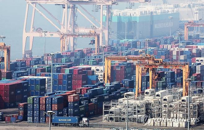 평택항에 쌓여있는 컨테이너 [연합뉴스 자료사진]