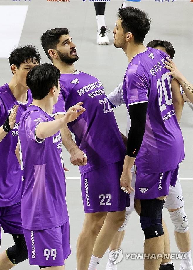 알리와 아라우조 신바람 (의정부=연합뉴스) 김병만 기자 = 25일 경기도 의정부 경민대 체육관에서 열린 프로배구 2025-2026시즌 V리그 남자부 준플레이오프 KB손해보험-우리카드 경기. 우리카드 선수들이 득점 후 기뻐하고 있다. 2026.3.25 kimb01@yna.co.kr