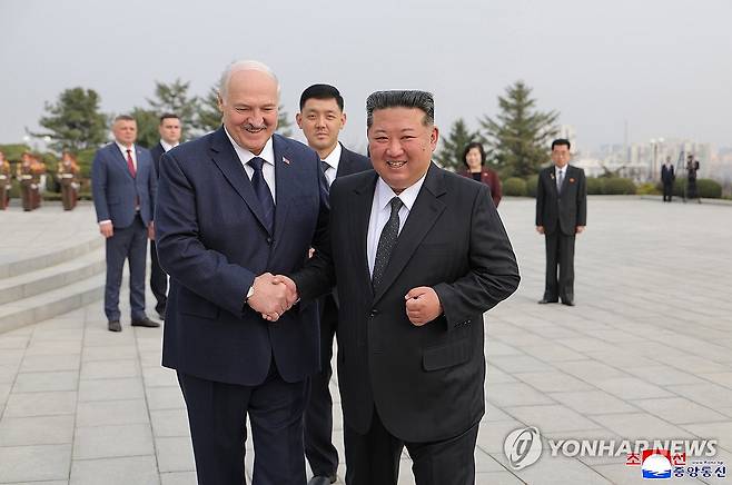 북한 김정은, 벨라루스 대통령과 해방탑에 헌화 (평양 조선중앙통신=연합뉴스) 김정은 국무위원장의 초청으로 북한을 공식 방문한 알렉산드르 루카셴코 벨라루스 대통령이 지난 25일 옛 소련군을 추모하는 해방탑을 찾아 헌화했다고 조선중앙통신이 26일 보도했다. 2026.3.26 
    [국내에서만 사용가능. 재배포 금지. For Use Only in the Republic of Korea. No Redistribution] nkphoto@yna.co.kr