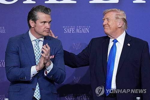 23일 테네시주 멤피스에서 열린 공군 행사에 참석한 트럼프 대통령과 헤그세스 장관 [AP=연합뉴스 자료사진. 재판매 및 DB금지]