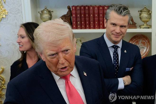도널드 트럼프 미국 대통령과 피트 헤그세스 미국 국방부 장관 [로이터 연합뉴스 자료사진. 재판매 및 DB 금지]