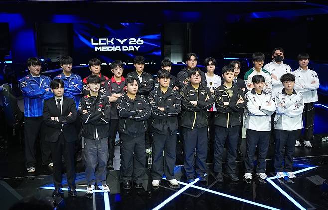 2026 LCK 정규시즌 개막 미디어데이     (서울=연합뉴스) 김주환 기자 = 26일 서울 종로구 치지직 롤파크에서 열린 2026 LCK 정규시즌 개막 미디어데이에서 리그 10개 게임단 선수와 소속 선수들이 포즈를 취하고 있다. 2026.3.26 jujuk@yna.co.kr