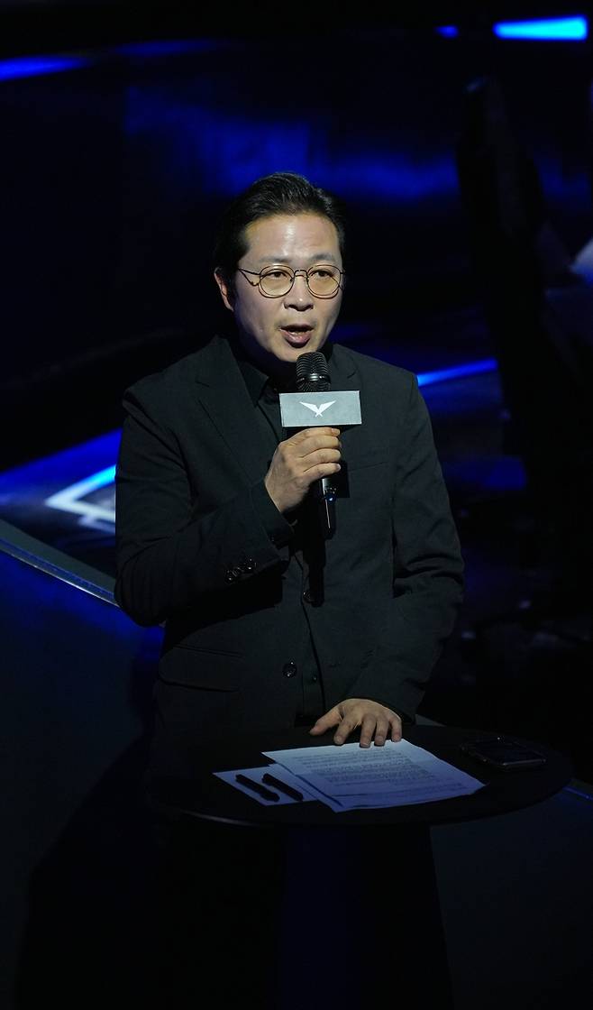 인사하는 이정훈 LCK 사무총장     (서울=연합뉴스) 김주환 기자 = 26일 서울 종로구 치지직 롤파크에서 열린 2026 LCK 정규시즌 개막 미디어데이에서 이정훈 LCK 사무총장이 인사하고 있다. 2026.3.26 jujuk@yna.co.kr