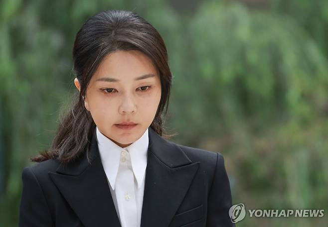 작년 8월 6일 민중기 특별검사팀에 피고인 신분으로 첫 출석하는 김건희 여사 모습 [연합뉴스 자료사진. 재판매 및 DB 금지]