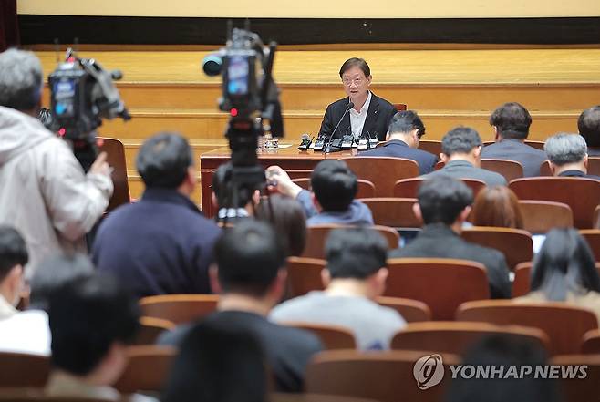 이찬진 금융감독원장 발언 (서울=연합뉴스) 류영석 기자 = 이찬진 금융감독원장이 26일 서울 여의도 금감원에서 열린 기자 간담회에 참석해 발언하고 있다. 2026.3.26 ondol@yna.co.kr