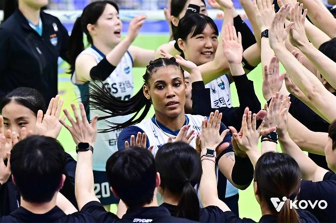 승리 기뻐하는 GS칼텍스의 실바(중앙) [한국배구연맹 제공. 재판매 및 DB 금지]