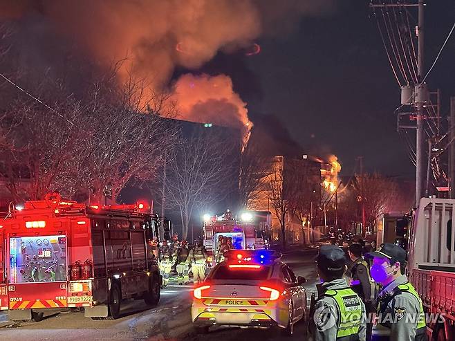 대구 동구 공장 화재…소방 진화 중 (대구=연합뉴스) 26일 대구 동구 한 공장에서 불이 나 소방 당국이 대응 1단계를 발령하고 진화하고 있다. 2026.3.26 [독자 제공. 재판매 DB금지] psjpsj@yna.co.kr