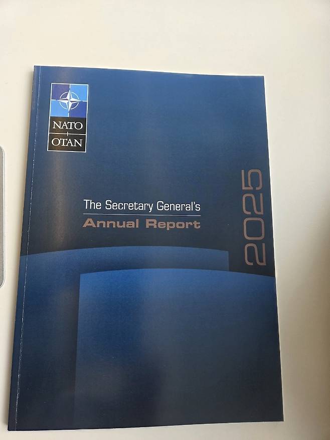 나토 '2025 연례 보고서' (브뤼셀=연합뉴스) 현윤경 특파원 = 나토가 26일 2025년 회원국 방위비 지출 동향 등을 담은 연례 보고서를 공개했다. 2026.3.26 ykhyun14@yna.co.kr