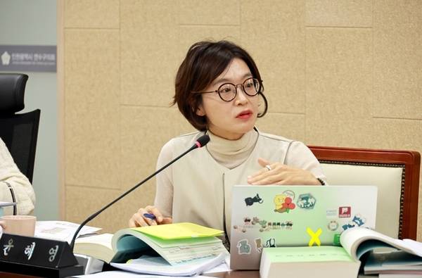 연수구의회 윤혜영 의원이 27일 구의회 기획복지위원회 심사에서 ‘인천시 연수구 동물보호 및 동물복지에 관한 조례 일부개정조례안’에 대해 설명하고 있다. /연수구의회 제공