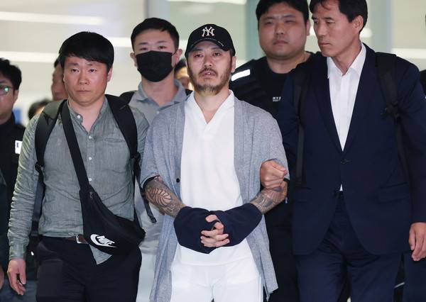 필리핀에서 교민 3명 살해, 탈옥, 국내 마약 유통 등을 일삼으며 '마약왕'으로 불리던&nbsp;박왕열씨가 25일 인천국제공항을 통해 국내로 송환되고 있다. 2026.3.25 [사진=연합뉴스]