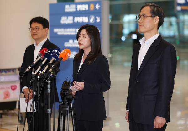 필리핀에서 교민 3명 살해, 탈옥, 국내 마약 유통 등을 일삼으며 '마약왕'으로 불리던&nbsp;박왕열씨가 25일 인천국제공항을 통해 국내로 송환된 가운데 이지연 법무부 국제형사과장이 브리핑을 하고 있다. 2026.3.25 [사진=연합뉴스]