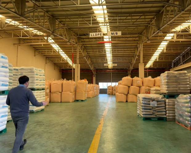 26일 광주시 광산구 하남산단의 광주원예농협 농업용필름공장에서 공장 관계자가 원료 비축 창고 공간을 소개하고 있다. 현재 남은 주원료는 지난해 대비 99여t 부족한 상황이다.
