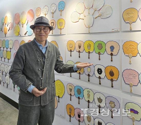 ▲ 중구생활문화센터에서 3번째 개인전 '한글바람 불어오네'를 진행하고 있는 이동열 작가가 선보이고 있는 작품에 대해 소개하고 있다.