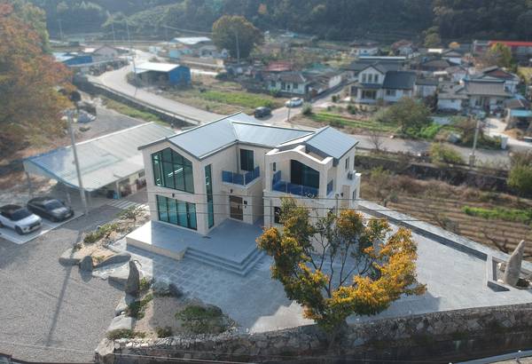 합천군 율곡면 2층 단독주택 전경. 집 왼쪽에 커다란 느티나무가 일부 보인다. /건축사사무소 서