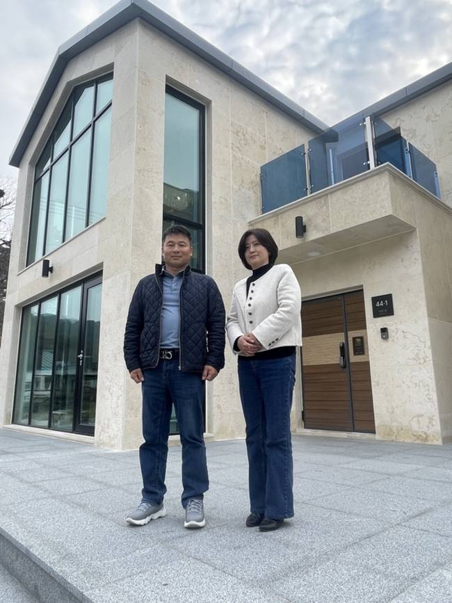 안수환(왼쪽) 씨와 서향란 건축사가 집 앞에서 기념사진을 찍고 있다. /이미지 기자