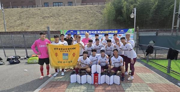 김해시청 하키단이 올해 첫 전국대회인 '2026 전국춘계남녀하키대회'에서 우승을 차지했다. /김해시