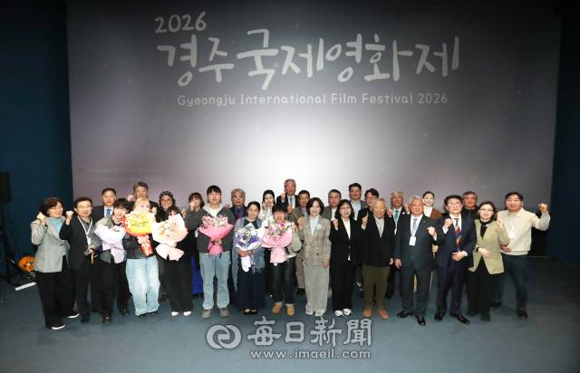 경주국제영화제 개막식 후 수상자들과 영화제 조직위 관계자, 경북도와 경주시 관계자들이 기념사진을 촬영하고 있다. 경주국제영화제조직위 제공