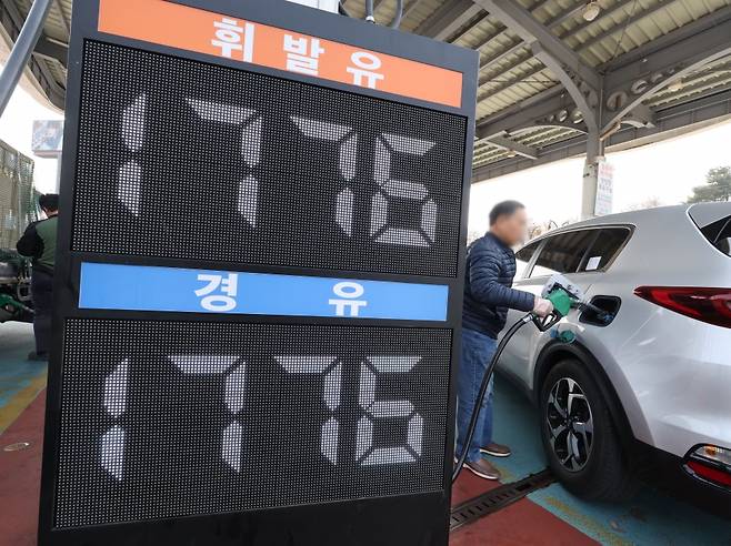 2차 석유 최고가격제 발표를 하루 앞둔 26일 서울 서초구 만남의광장 주유소에서 시민들이 주유를 하고 있다. 연합뉴스