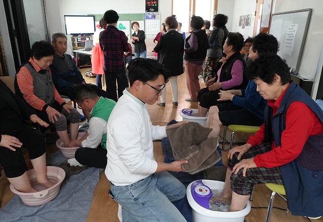 ▲ 영주시청년새마을연대가 27일 단산면 옥대1리 경로당을 방문해 어르신들을 대상으로 족욕 봉사를 진행하고 있다.