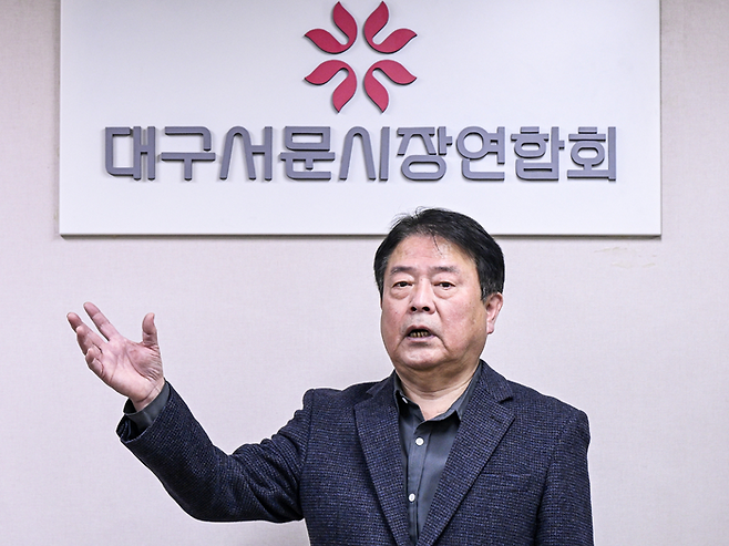 지난 7일 취임한 변기현 대구서문시장연합회장은 상인들간 화합이 가장 중요하다며 임기동안 서문시장 내 상가를 결집히는 데 최선을 다하겠다고 말했다. 이현덕기자 lhd@yeongnam.com