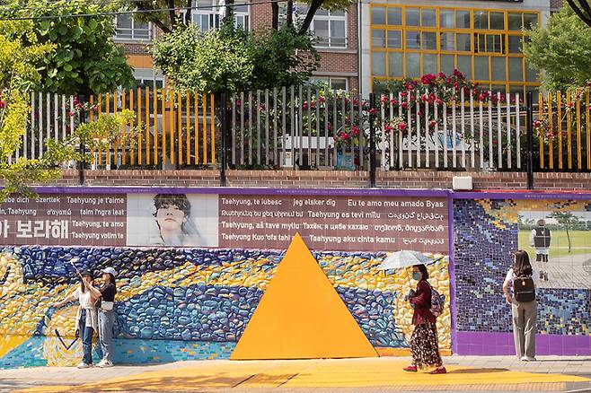대구 서구 비산동 대성초등학교에 위치한 BTS 뷔 벽화거리 전경. <대구문화예술진흥원 제공>