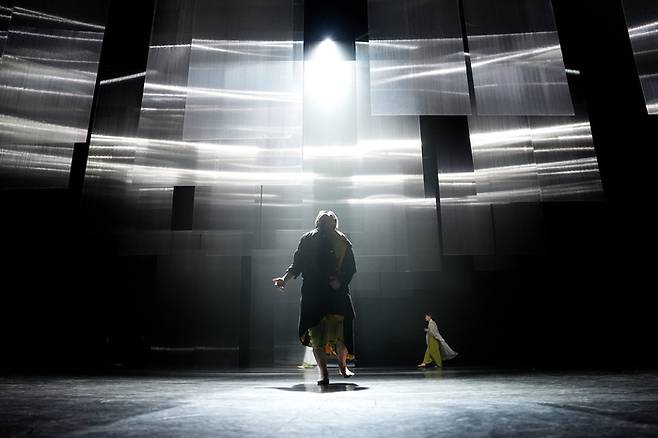 정길무용단의 큰 강물이 비로소 길(佶)을 열었다 공연 모습. <ⓒSang Hoon Ok, 대구문화예술회관 제공>