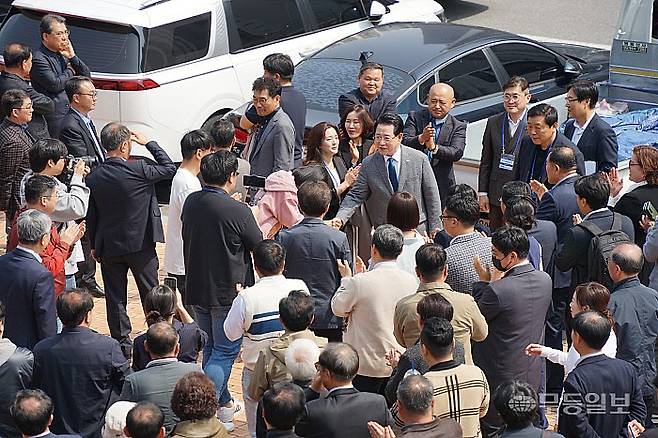 27일 오후 목포 수산물유통센터에서 열린 민주당 전남광주통합특별시장 경선 후보 권역별 토론회를 앞두고 김영록 예비후보가 지지자들의 응원을 받으며 이동하고 있다.