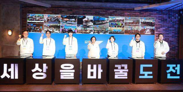 한성숙 중소벤처기업부 장관(왼쪽 네번째)이 25일 서울 서초동 드림플러스 강남에서 열린 '모두의 창업 프로젝트' 발대식에서 참석자들과 기념촬영을 하고 있다. [사진=중기부]