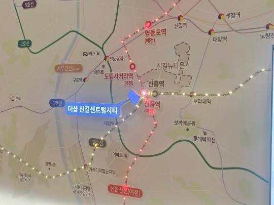 27일 포스코이앤씨는 2000여 가구 대단지 '더샵 신길센트럴시티' 견본주택을 열고 청약에 돌입했다. 사진은 견본주택 안 위치도./한국금융신문 조범형 기자