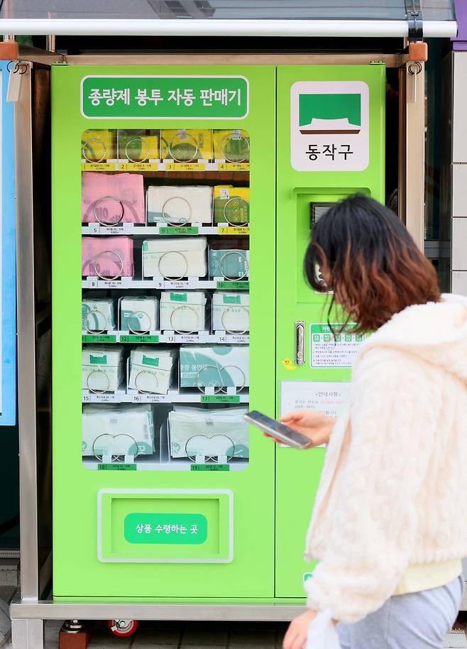 중동사태로 국내에서 종량제봉투를 사재기하는 움직임이 일고 있는 가운데 24일 서울의 한 자치구 자동판매기에 종량제봉투가 진열돼 있다. 종량제봉투를 판매하는 종량제닷컴은 홈페이지에 ‘최근 국제 정세의 영향으로 종량제봉투 제작부터 수급 및 입고 일정이 원활하지 못합니다’라는 공지를 내걸었다. 소셜미디어(SNS) 및 온라인 커뮤니티 등에도 ‘비닐대란’과 관련 소비자 불안이 빠르게 확산하고 있다. 이러한 현상은 중동전쟁 여파로 비닐 핵심 원료인 ‘나프타’ 공급이 불안정해진 데서 비롯됐다. 전체 소비량의 약 40~45%를 수입에 의존하고 있는데다, 국내로 수입되는 나프타의 54%는 호르무즈 해협을 거치는데 이란이 이 해협을 봉쇄하면서 나프타 공급이 끊길 위기에 처한 것이다. 신태현 기자 holjjak@